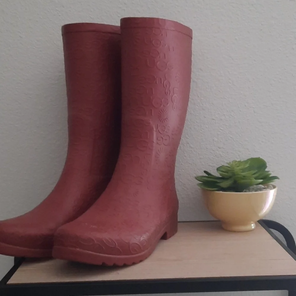 UGG rainboots